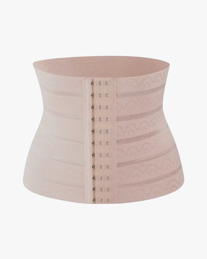 Ceinture corset ventre plat sur fond studio gris clair