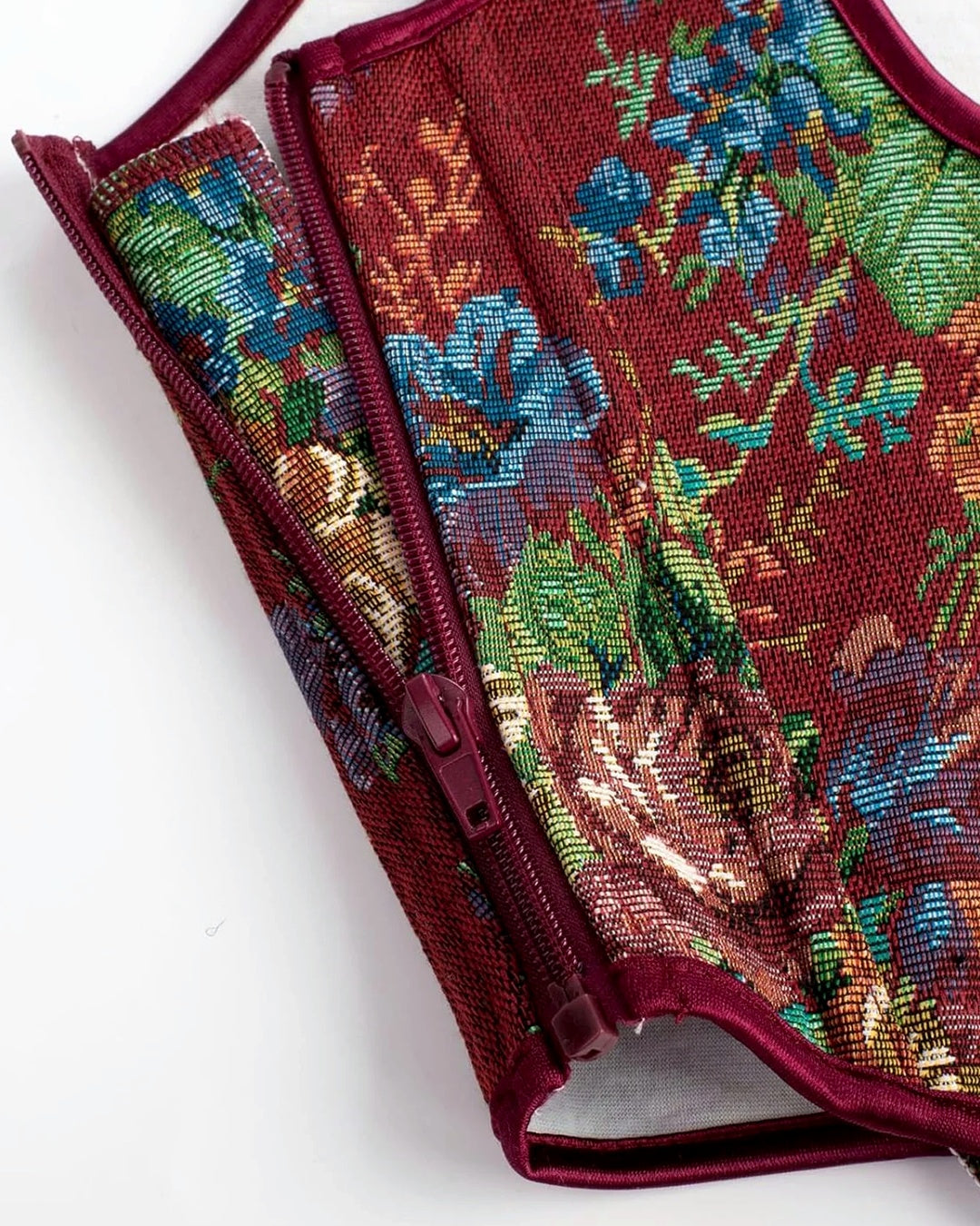 Zoom sur le détail du corset ancien, vue 3
