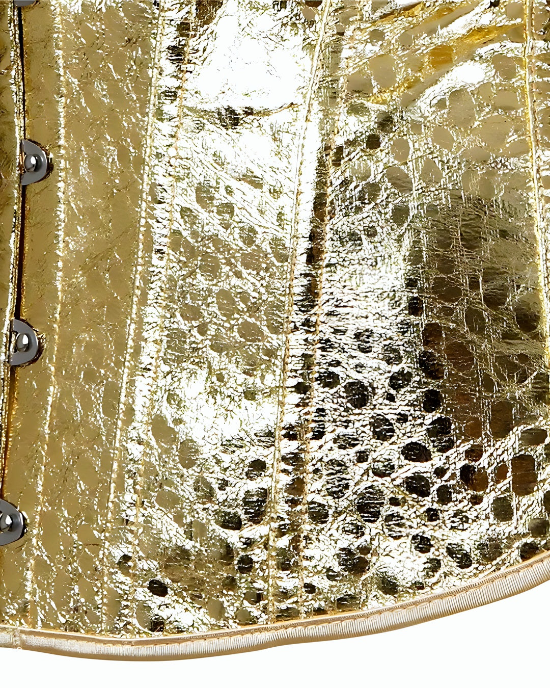 Zoom sur le détail du corset doré, vue 2