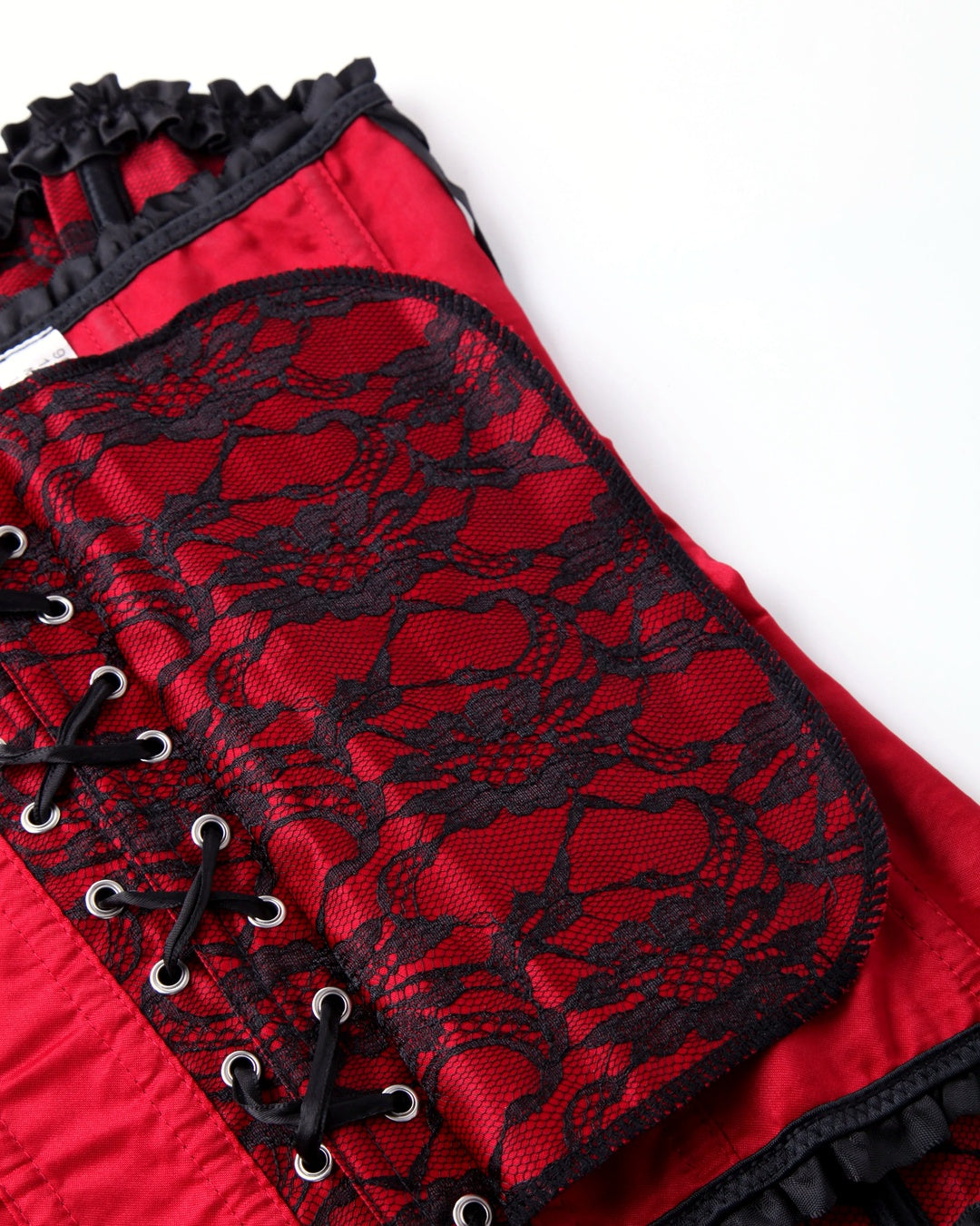 Zoom sur le détail du corset noir et rouge, vue 4