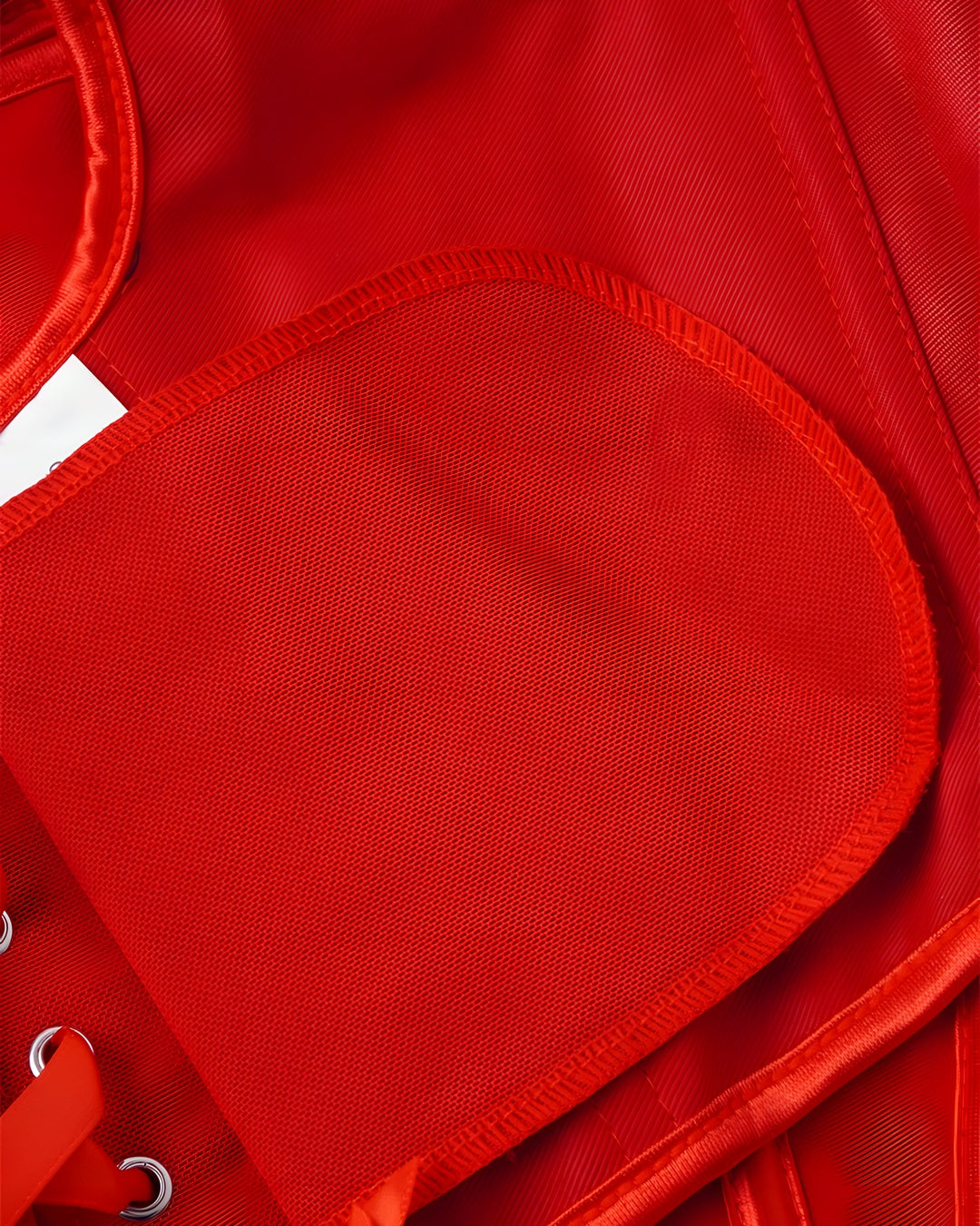 Zoom sur le détail du haut corset rouge, vue 2