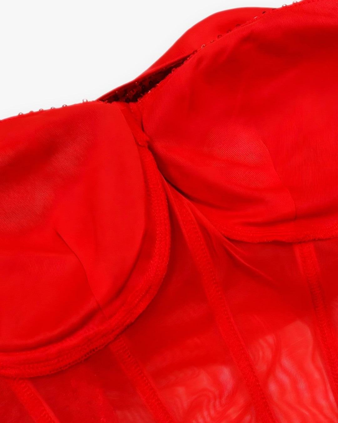 Zoom sur le détail du robe corset rouge, vue 3