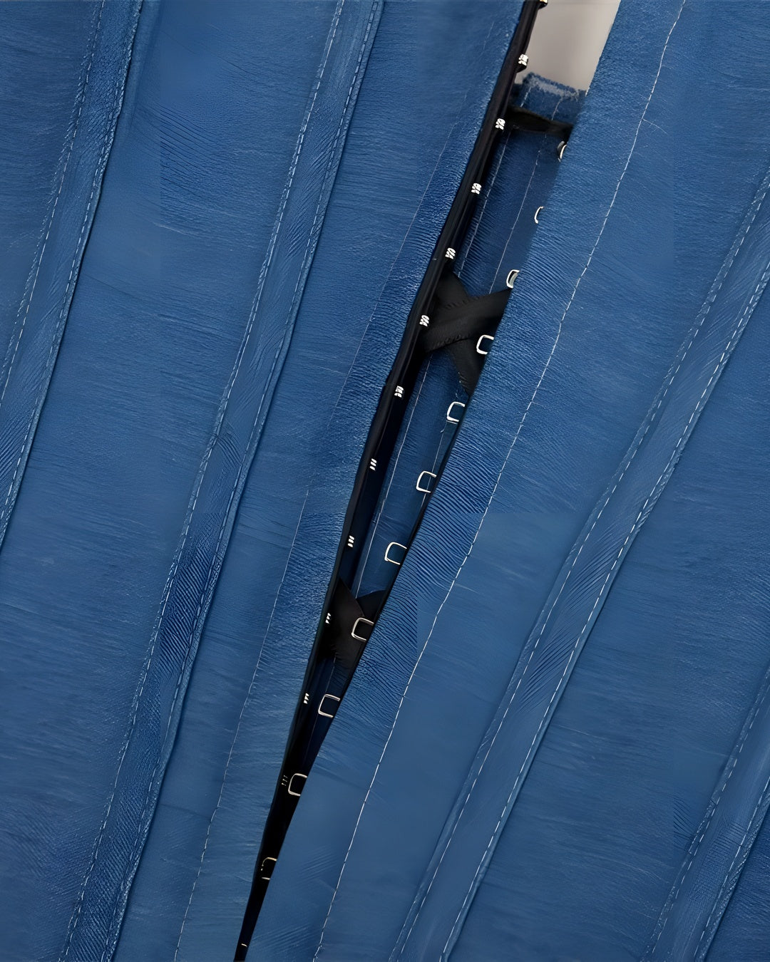 Zoom sur le détail du top corset jean, vue 3