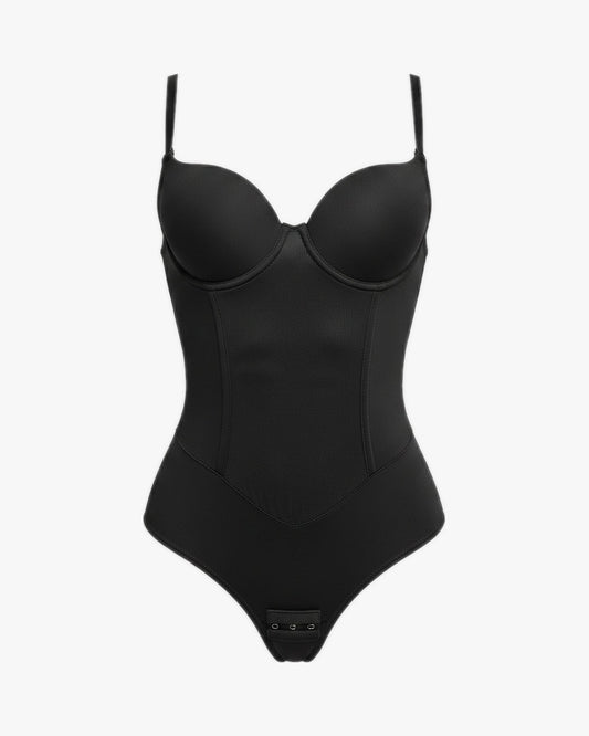 Body corset amincissant sur fond studio gris clair