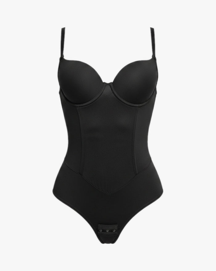Body corset amincissant sur fond studio gris clair