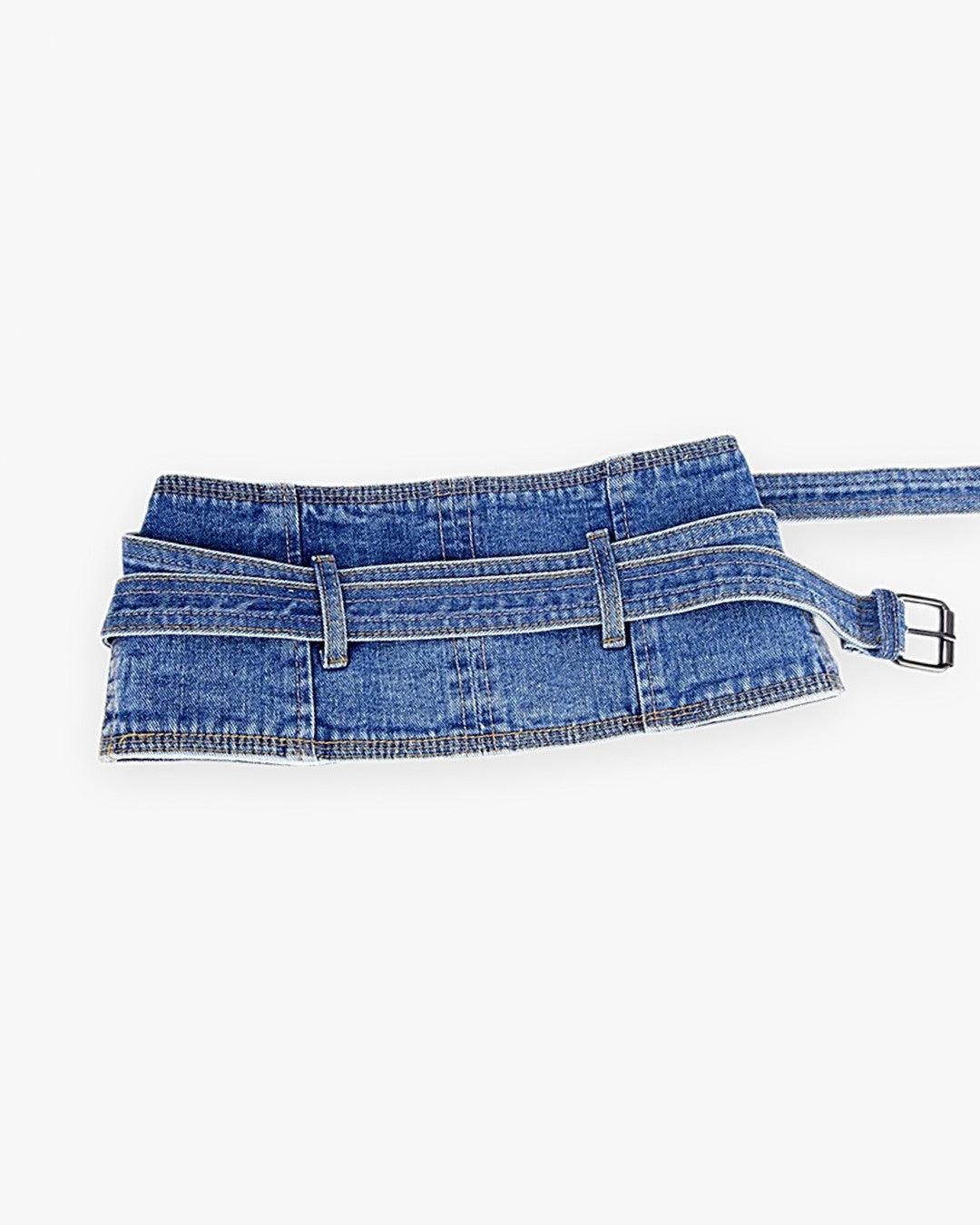 Zoom sur le détail du ceinture corset en jean