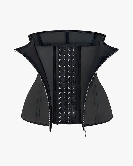 Corset amincissant latex sur fond studio gris clair