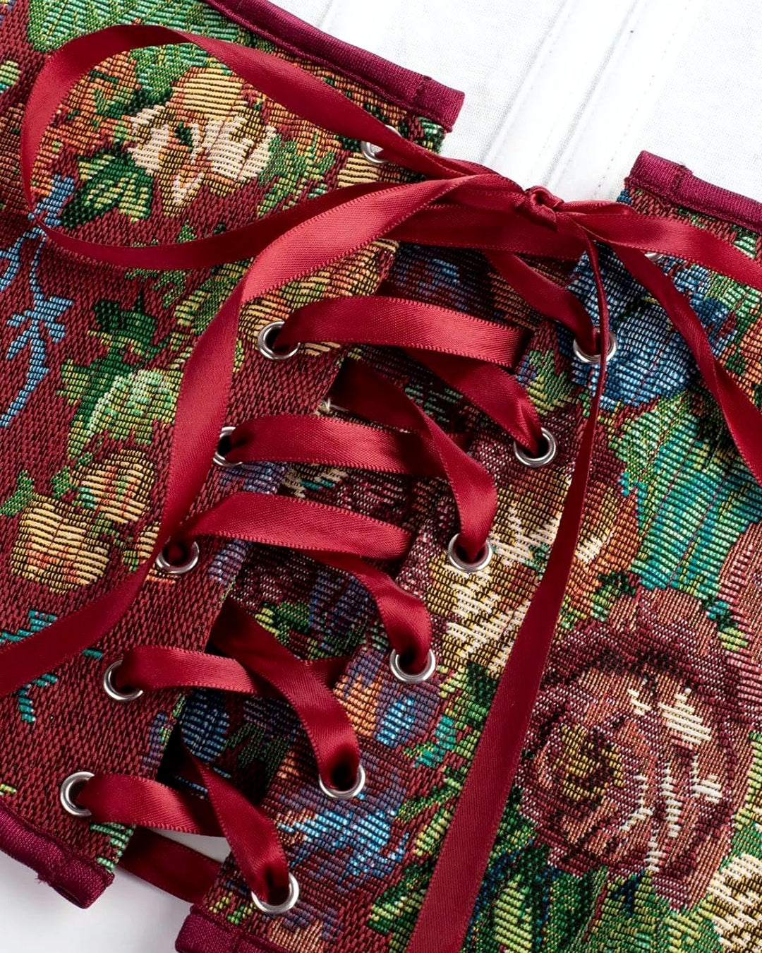 Zoom sur le détail du corset ancien, vue 2