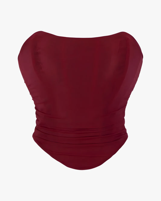 Corset bordeaux sur fond studio gris clair