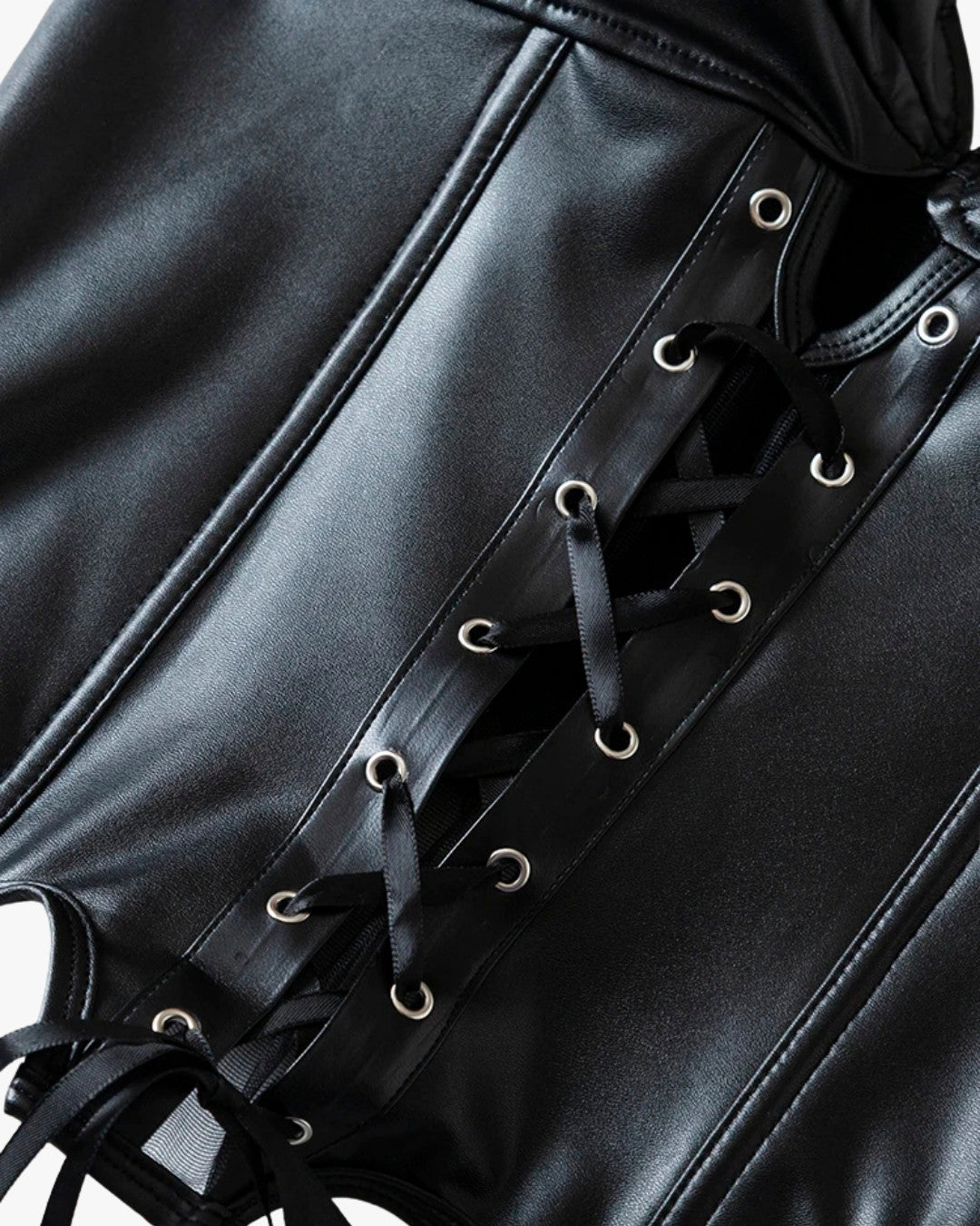 Zoom sur le détail du corset cuir lacet, vue 3