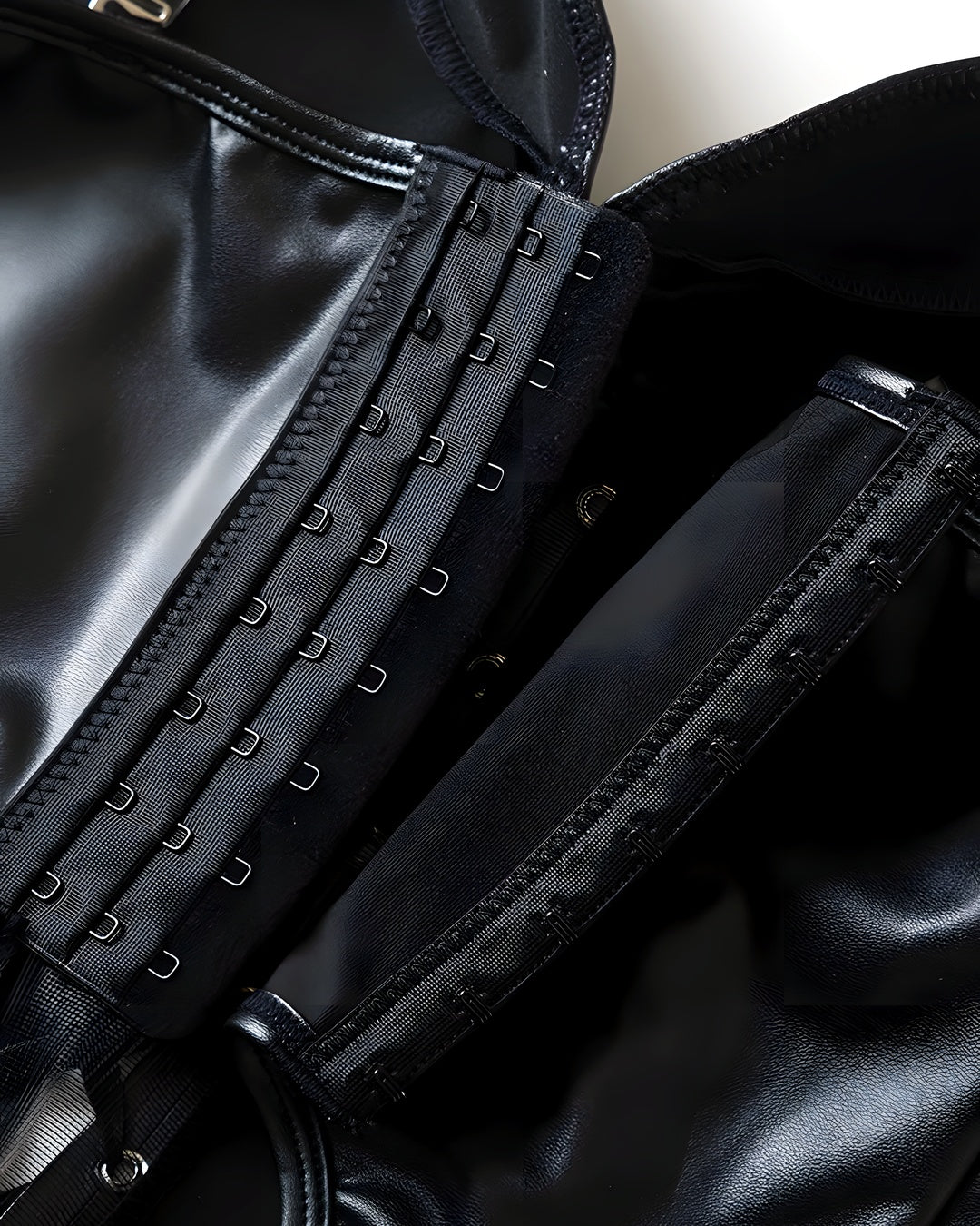 Zoom sur le détail du corset cuir lacet, vue 4