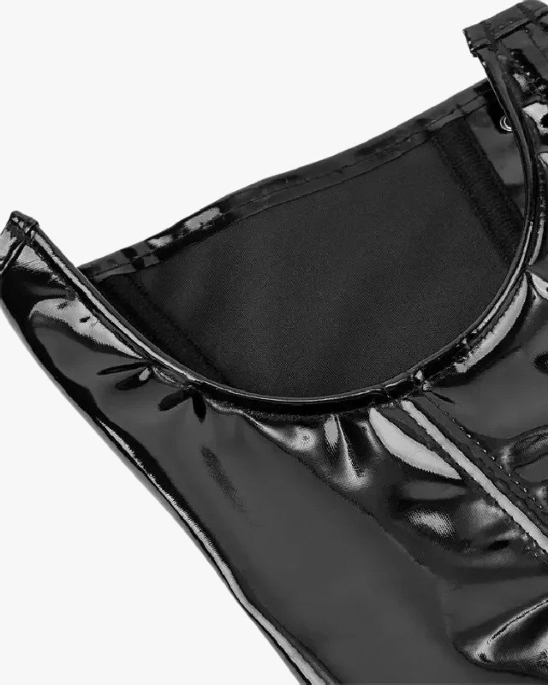 Zoom sur le détail du corset cuir seins nus, vue 2