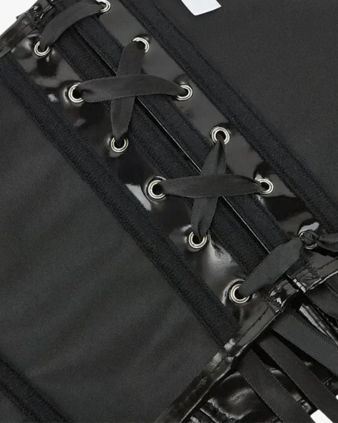 Zoom sur le détail du corset cuir seins nus, vue 3
