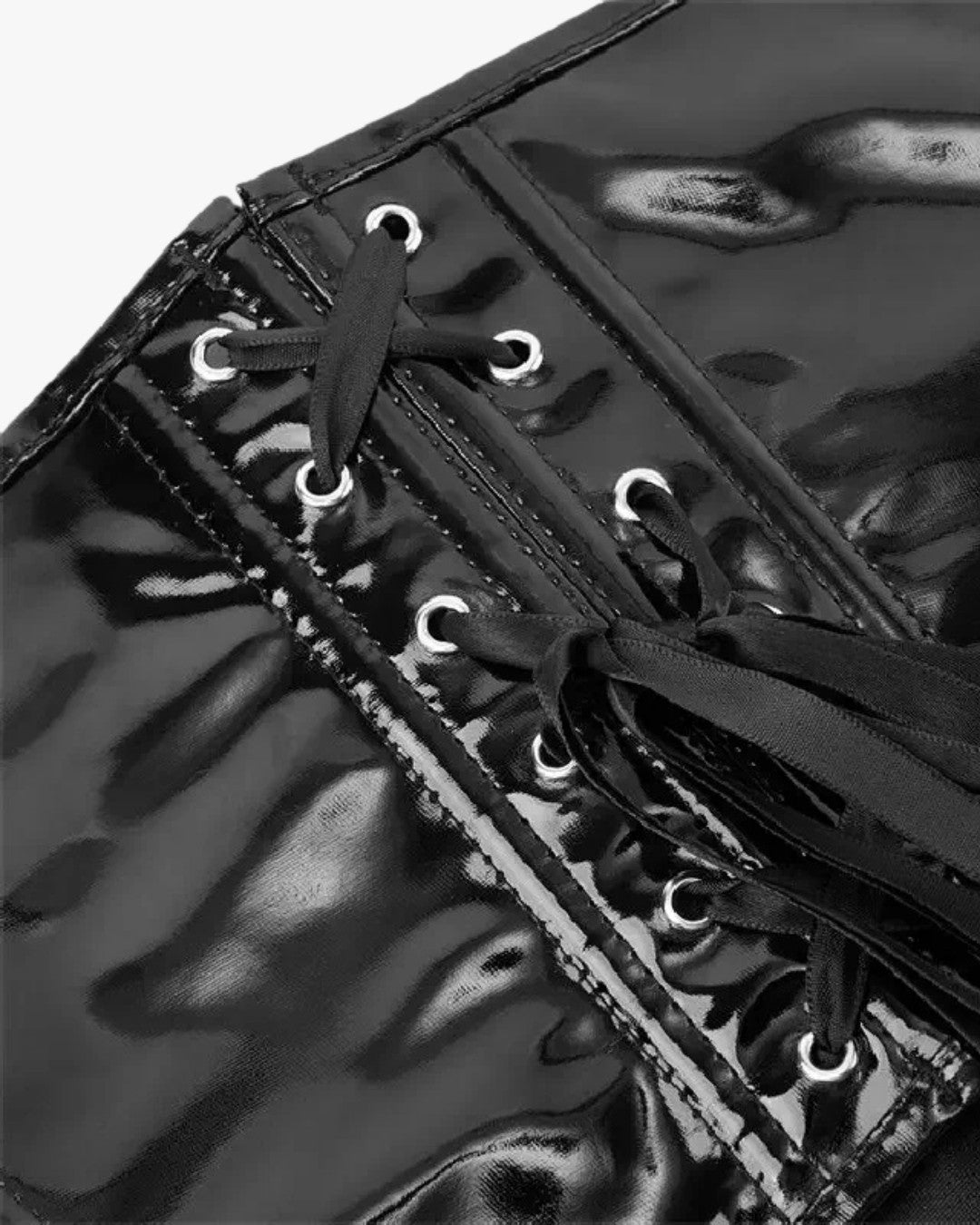 Zoom sur le détail du corset cuir seins nus, vue 4