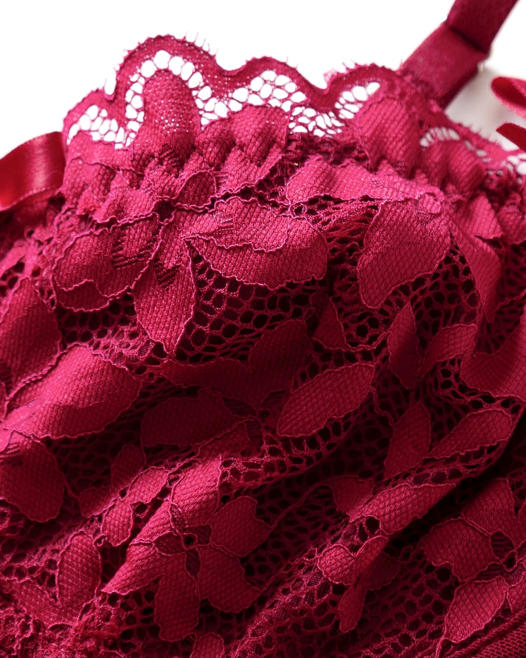 Zoom sur le détail du corset dentelle rouge, vue 2