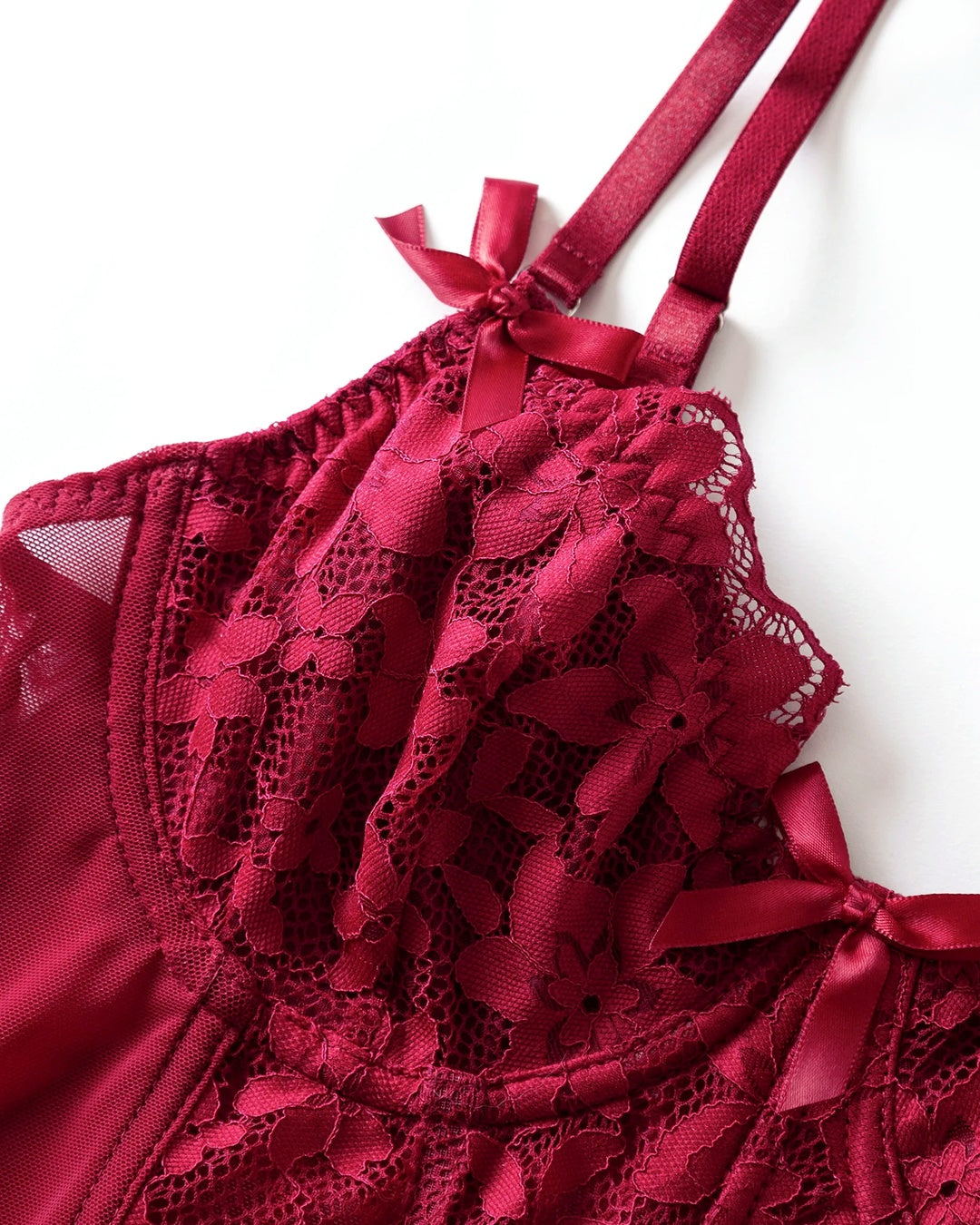Zoom sur le détail du corset dentelle rouge, vue 3