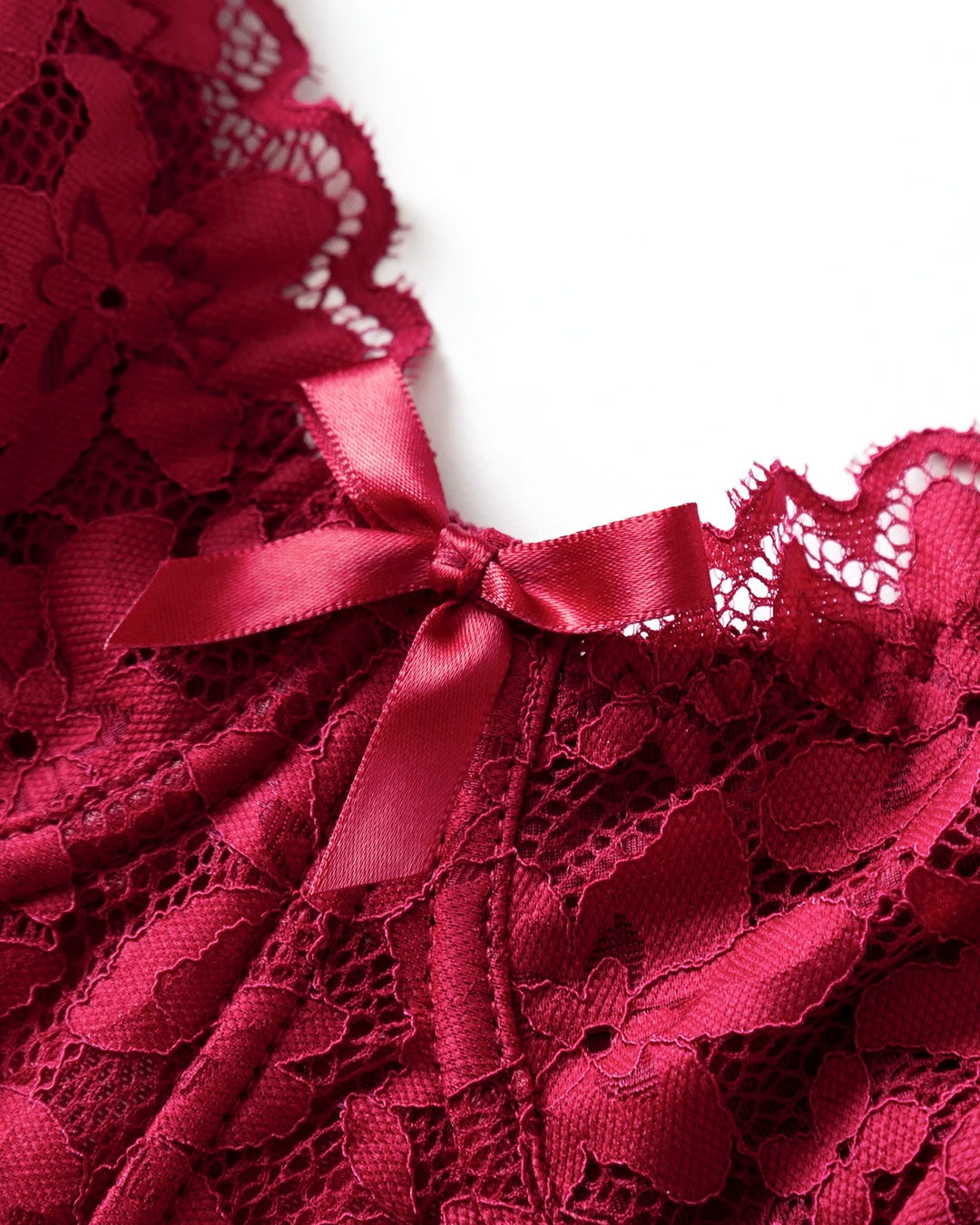 Zoom sur le détail du corset dentelle rouge, vue 4