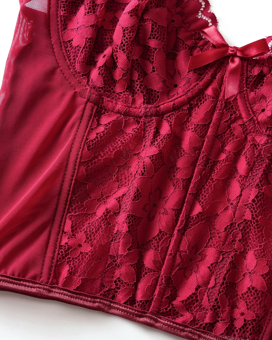Zoom sur le détail du corset dentelle rouge, vue 5