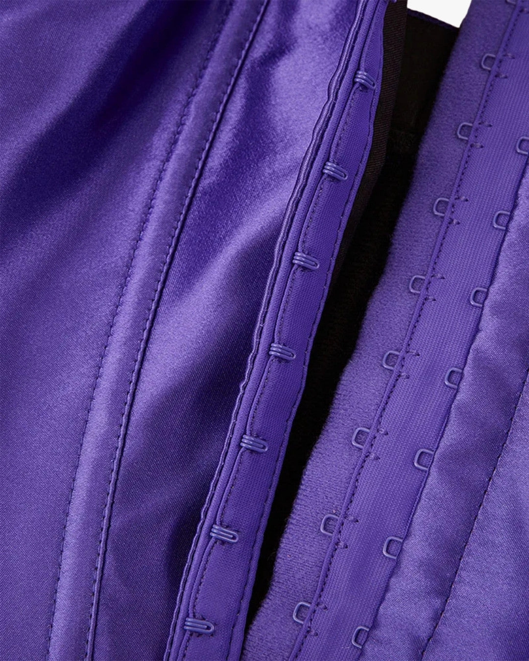 Zoom sur le détail du corset grande taille, vue 2