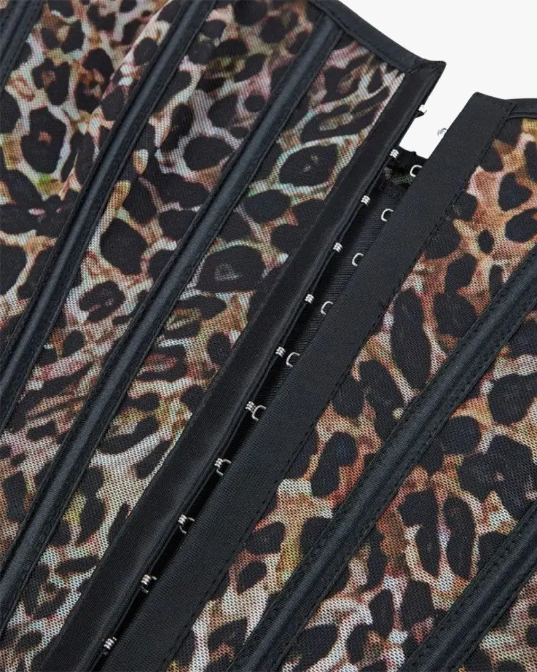 Zoom sur le détail du corset léopard, vue 4