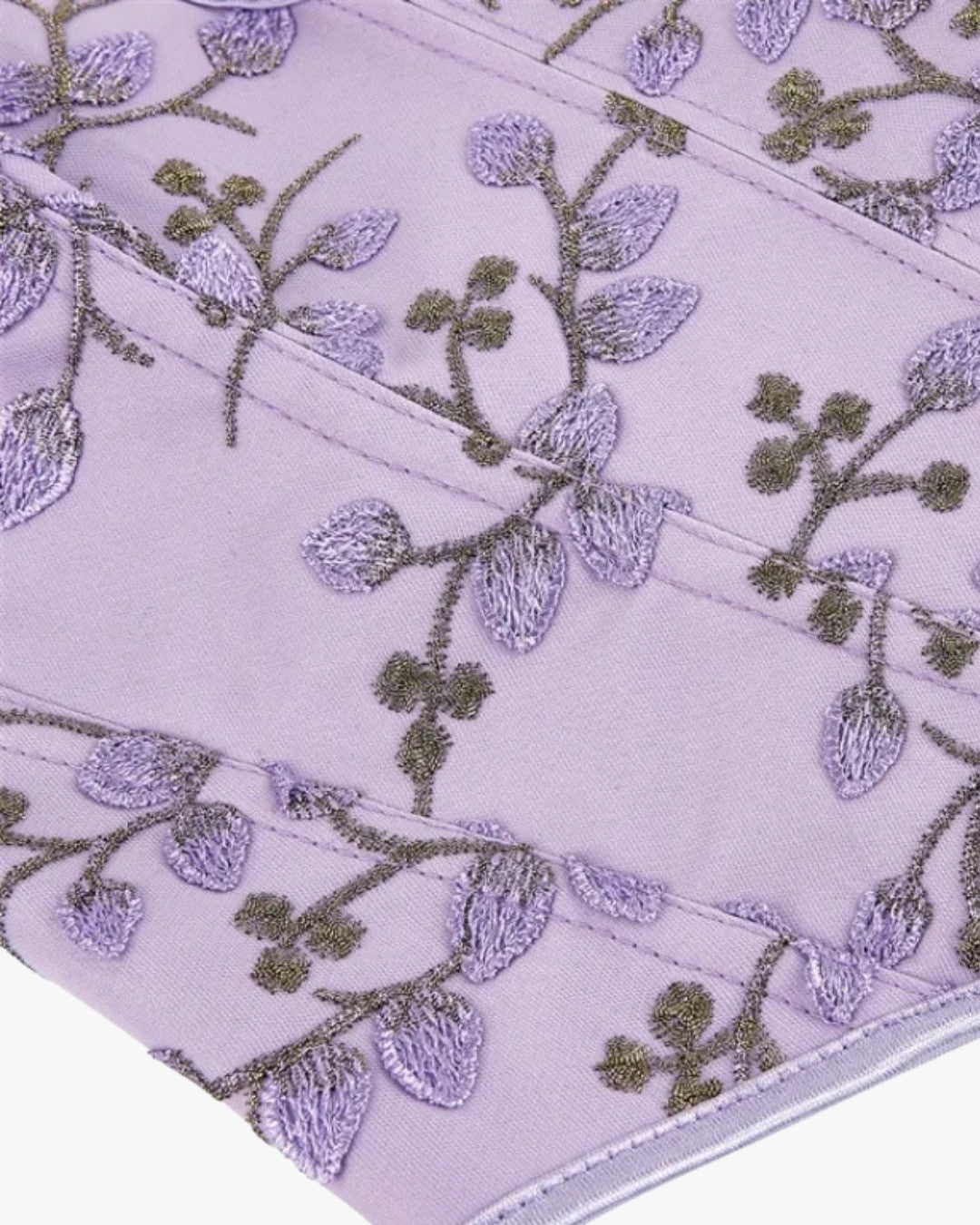 Zoom sur le détail du corset lila, vue 2