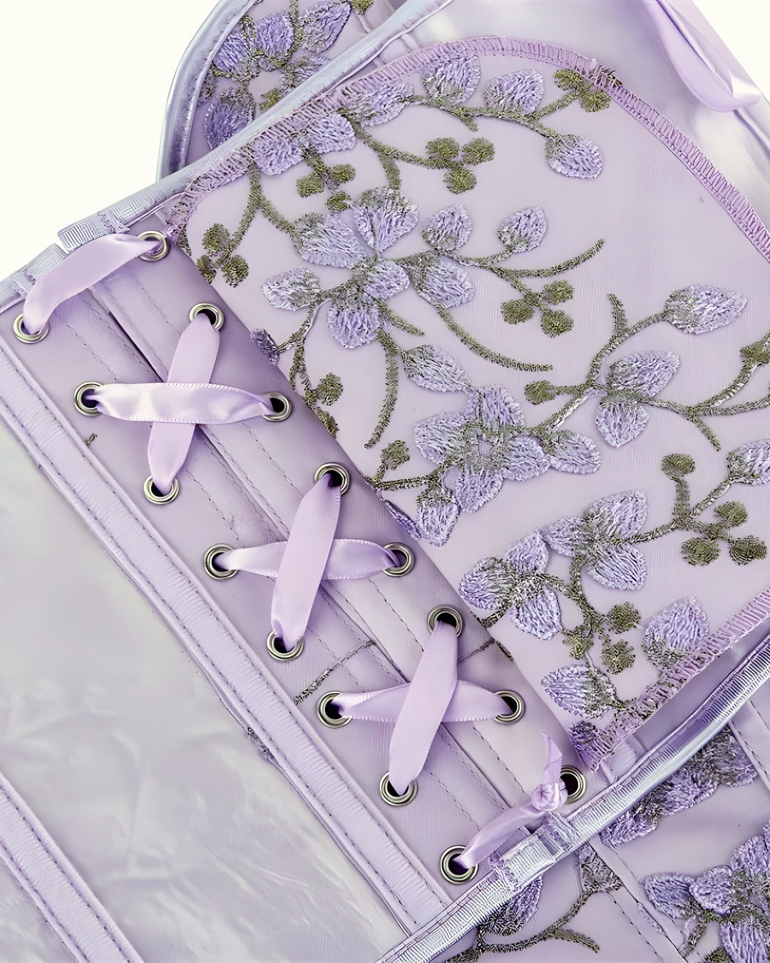 Zoom sur le détail du corset lila, vue 4