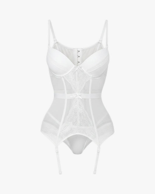 Corset porte jarretelle blanc sur fond studio gris clair