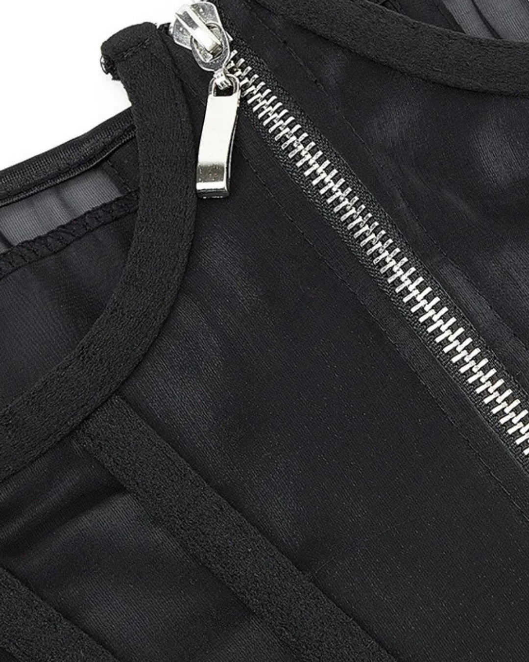 Zoom sur le détail du corset seins nus, vue 2
