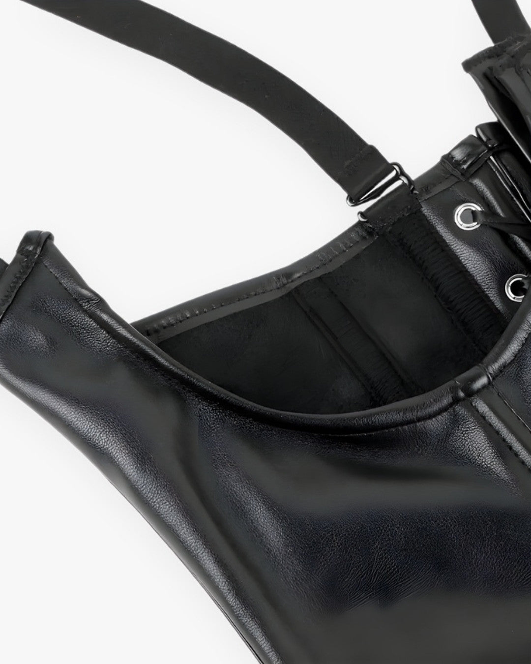 Zoom sur le détail du corset sexy seins nus