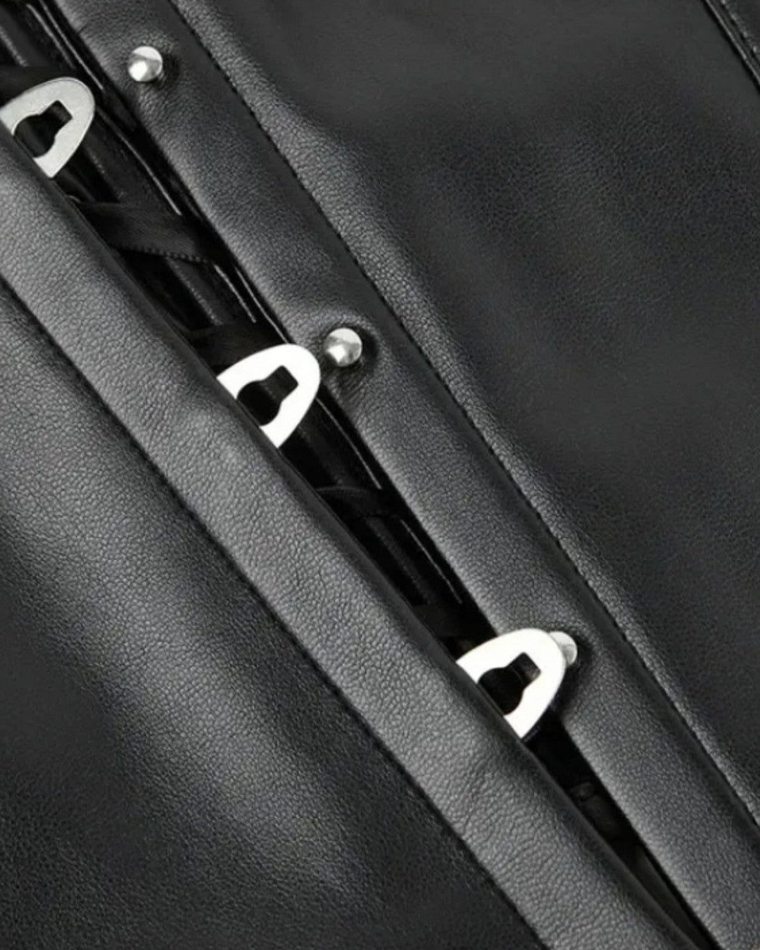 Zoom sur le détail du corset sexy seins nus, vue 2