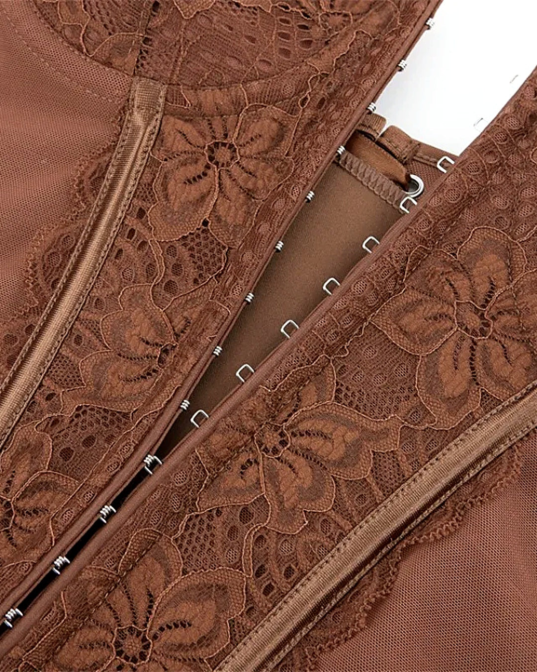 Zoom sur le détail du haut corset dentelle, vue 4