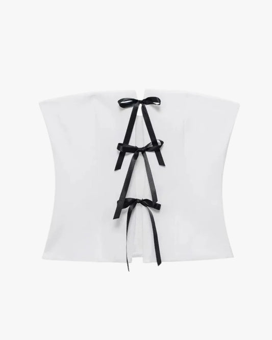 Haut style corset blanc sur fond studio gris clair
