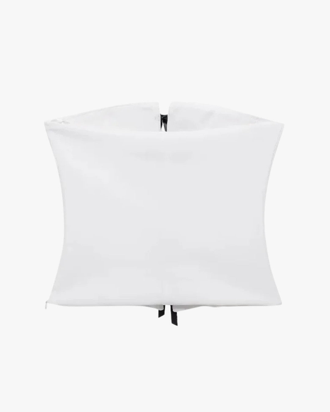 Zoom sur le détail du haut style corset blanc