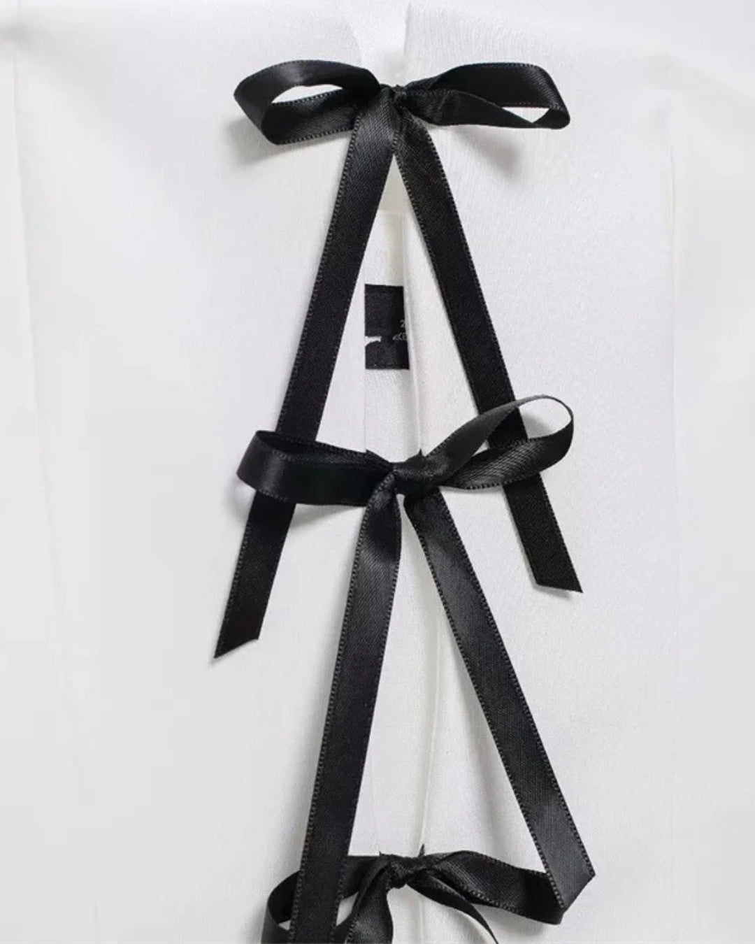 Zoom sur le détail du haut style corset blanc, vue 2