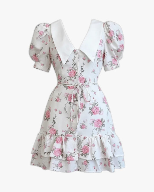 Robe chemise corset sur fond studio gris clair