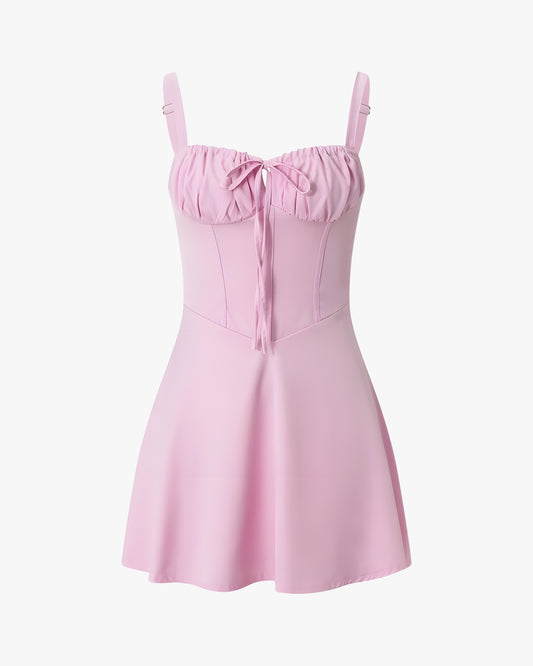 Robe corset à l'ancienne sur fond studio gris clair