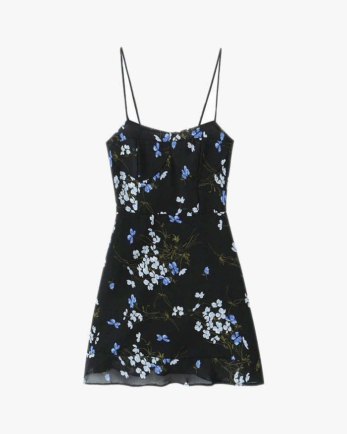 Robe corset bretelle sur fond studio gris clair