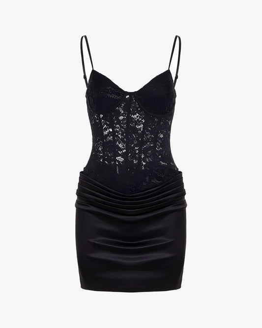 Robe corset court sur fond studio gris clair