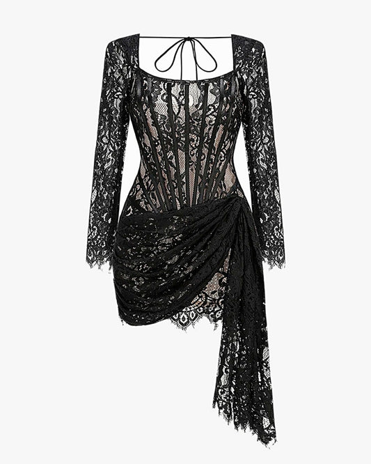 Robe corset dentelle sur fond studio gris clair