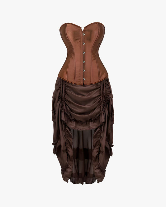 Robe corset pirate sur fond studio gris clair