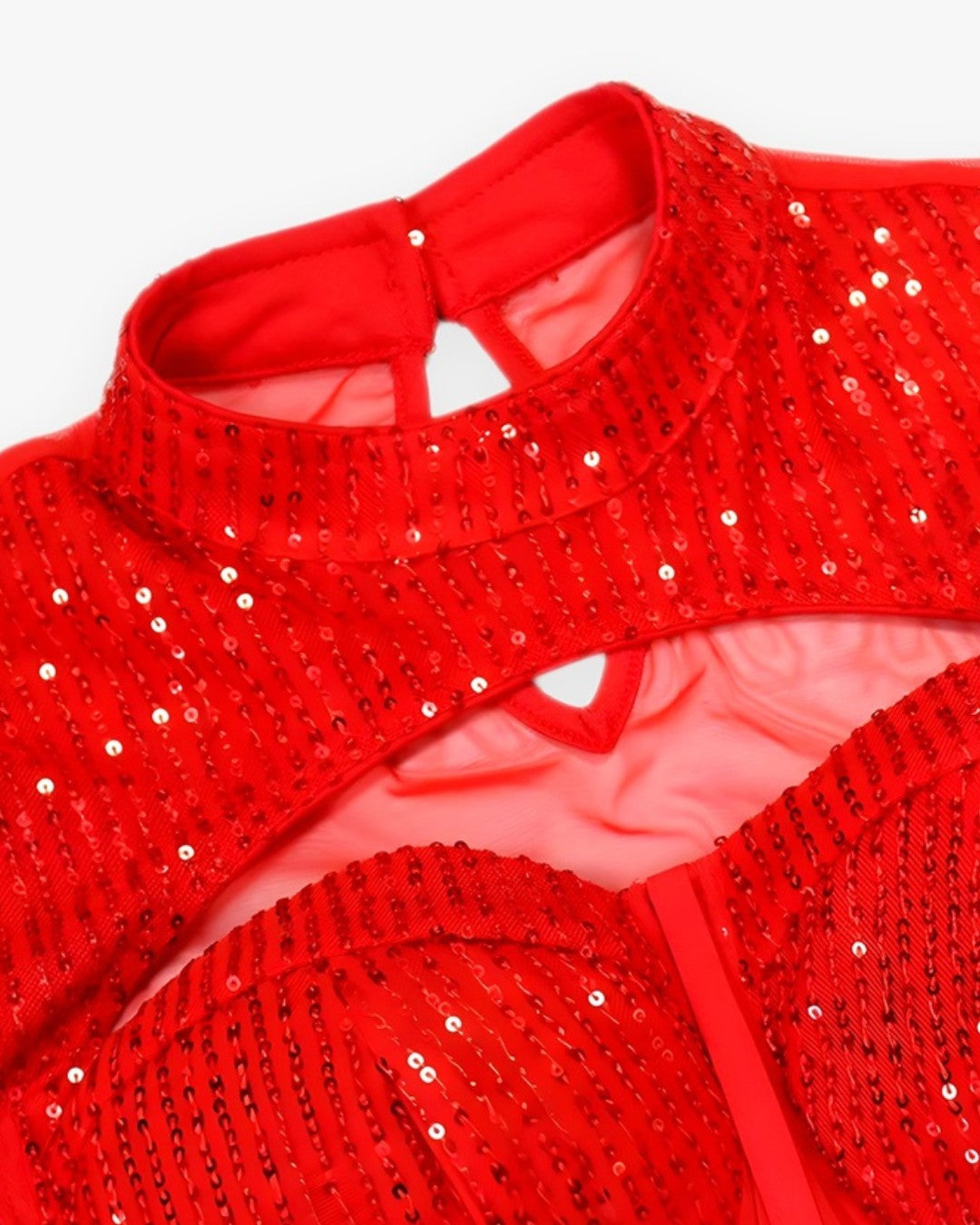 Zoom sur le détail du robe corset rouge