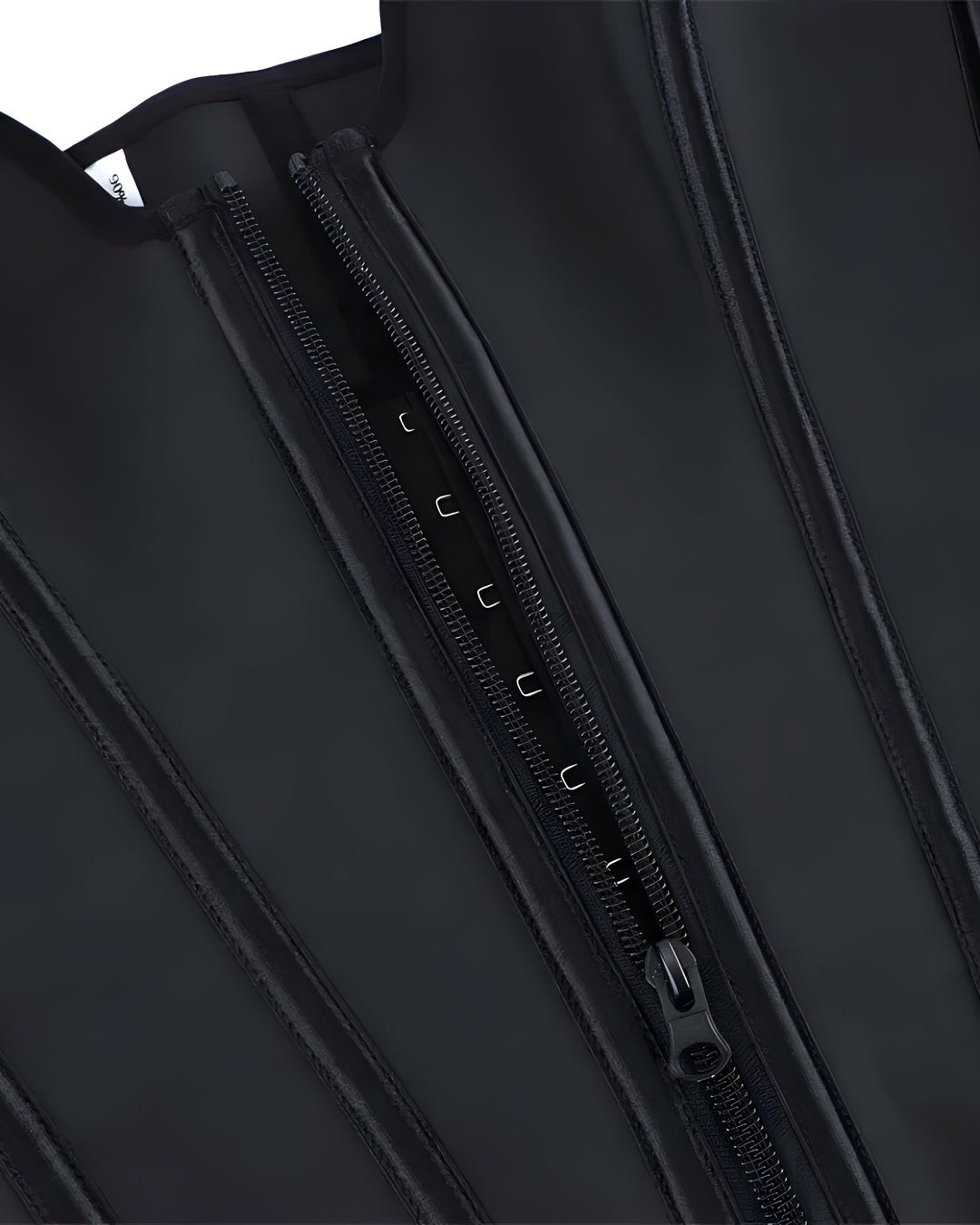 Zoom sur le détail du top corset latex, vue 5